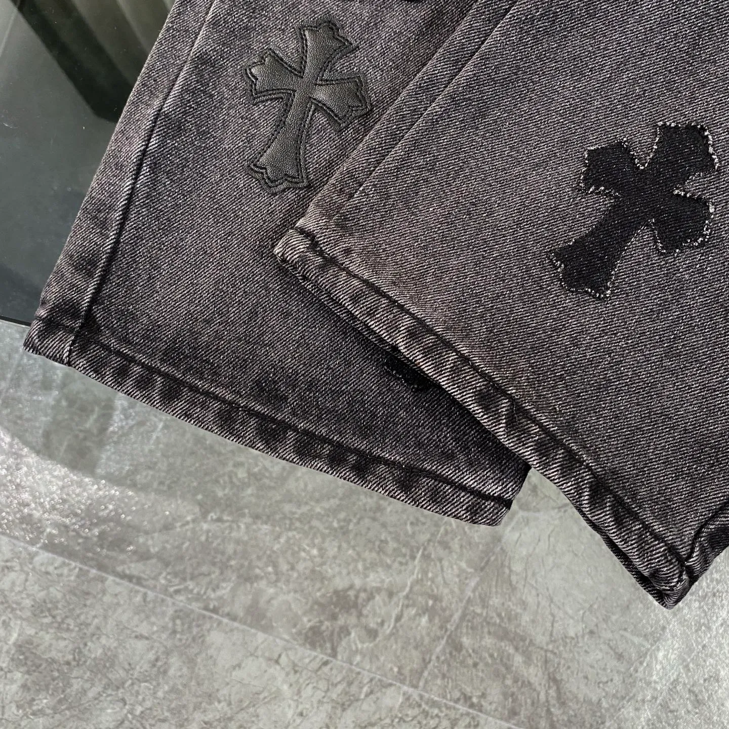 P310 CH Chromehearts black cross-stitched leather black and gray heavy-duty cow king jeans. The cabinet price is 34W level. The patchwork cross pattern is embellished and the jeans are washed! ! An absolutely high-end luxury product, a 1.9W-level god-level single product, a super popular product, made by top heavy industry, a magic weapon that cannot be missed! [About Zangyin] This is an extremely luxurious fashion brand that can also be called the aristocracy of the high street. It has always been an exclusive brand for some hipsters or rich second generations. Compared with ordinary high streets, it is more luxurious and noble. Compared with luxury brands, it is more fashionable and individual. It has always been a brand that I have a special liking for. [Top heavy industry fashion design] Consistently high-street luxury style. Speaking of this style, the Zangyin family and GU family are definitely the leading representative brands. Especially the Zangyin family has really achieved a state-of-the-art effect in creating high-street style. The unique washed material is used to create this style. The color system is already quite eye-catching. After it is decorated with patchwork cross flowers, it cleverly highlights the charm of the brand. Secondly, this style uses classic The high-waist cutting design highlights the long legs and fashionable temperament of the upper body. The brand is highly recognizable and the slim fit configuration is more suitable for daily wear. It is a product that interprets personality, fashion, and specifications at a glance. This single product is enough to make any fan excited. It can be a white T-shirt for a youthful college style, or a tight suspender for a royal style. It has strong matching ability and can be easily controlled by men.  [Materials and craftsmanship] Needless to say, this point goes without saying. As an excellent craftsman brand, Zangyin’s requirements for details and craftsmanship are really perfect. The washed color of this model has gone through so many processes, not to mention the embellishment of denim appliques. It is also purely hand-made and sewn. Just like what they believe in, only hand-made things have soul and have the meaning of wear. A top-notch heavy-duty fashionable denim item, I look forward to your perfect interpretation! !  Color: black gray Size: 28-36